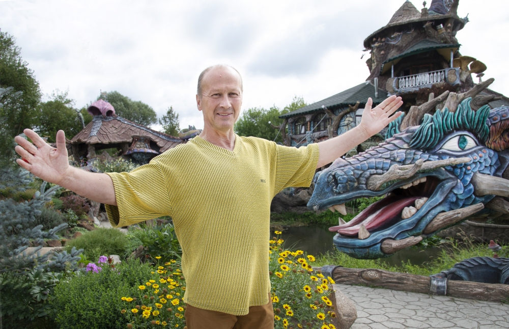 Владимир Вихлянцев дарит радость гостям в своём парке.