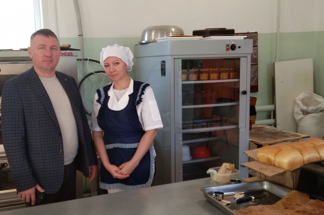 Председатель ТОСа Владимир Сидоров и его заместитель, а по совместительству, пекарь Эльмира Шувалова.