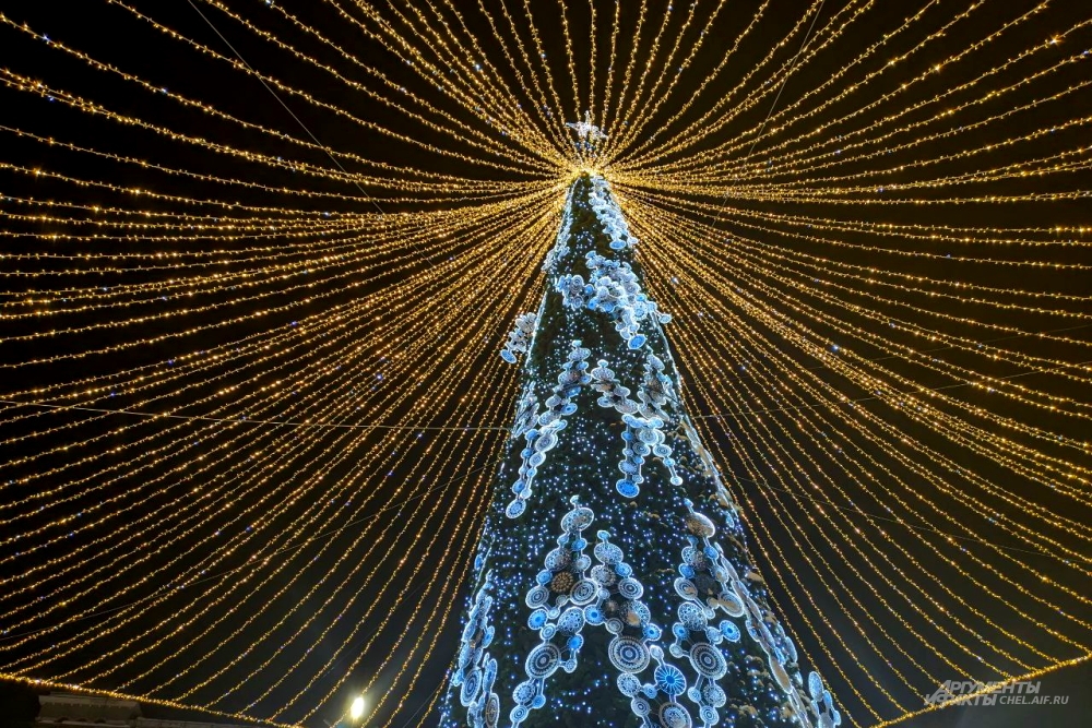 Новогодняя ель на центральной площади Челябинска. 