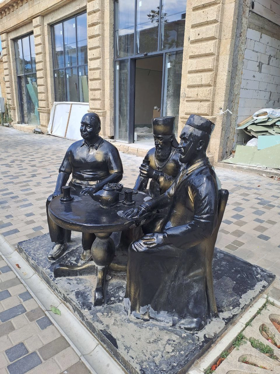 Памятник дружбе конфессий в Дербенте, как говорят, лепили с лидеров общин, в том числе с отца Николая.
