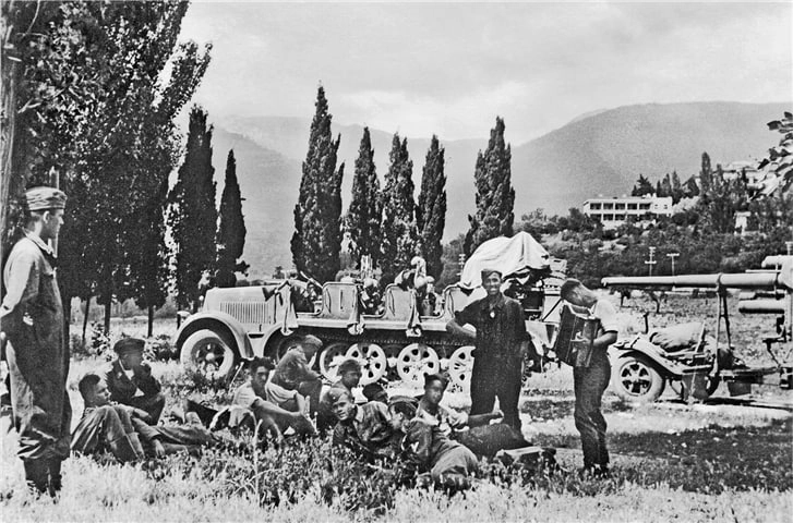 Немецкая техника на будущей Московской улицы Ялты, 1942 г.