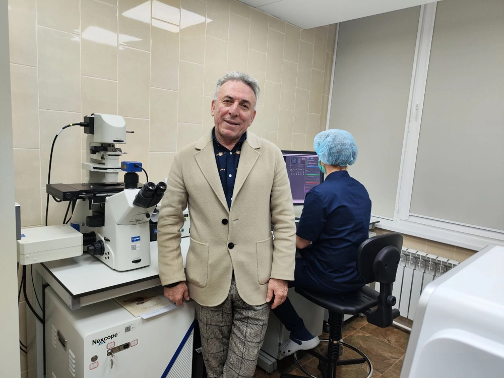 Заведующий кафедрой химии и технологии биологически активных соединений РТУ МИРЭА Михаил Грин вместе с коллегами создаёт лекарства для лечения онкологии.