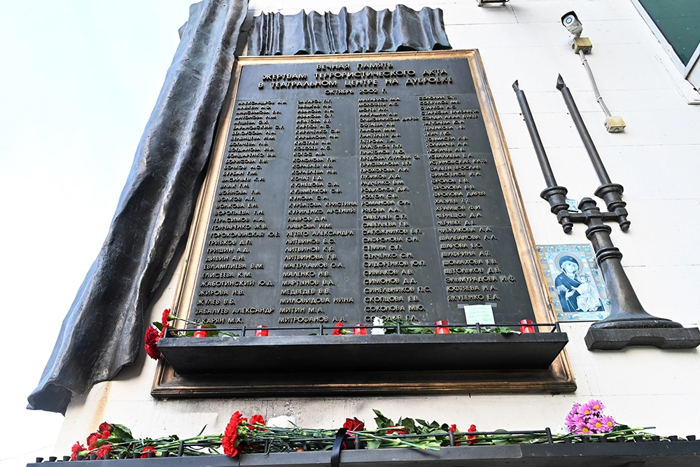 
 Ромео и Джульетта «Норд Оста». У могил влюблённых подростков — всегда цветы    