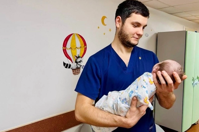 Юный пациент в надежный руках доктора. 