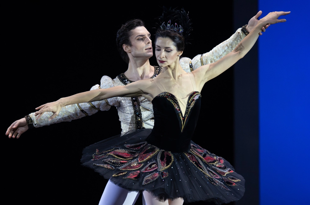 Оксана Кардаш и Артур Мкртчан в сцене «Лебединое озеро» во время премьерного показа музыкального балетного спектакля «Майя. Сюита любви».