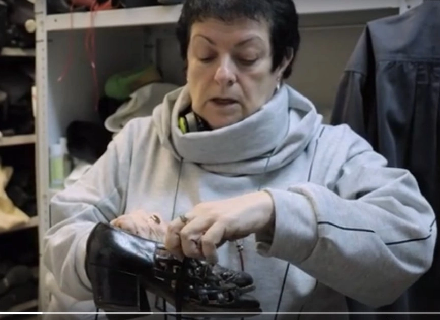 Начальник обувного цеха Карина Хачатурова знает, как важно внимание к деталям в её работе. 