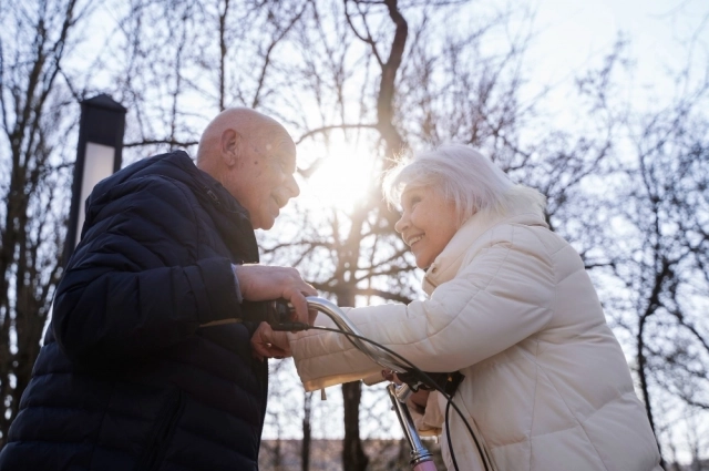 Дам в возрасте существенно больше, чем мужчин.