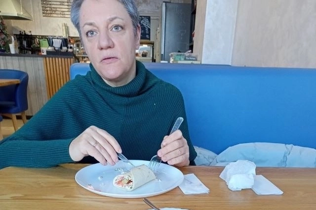 Алена долго не могла заходить в кафе, особенно Алена долго не могла заходить в кафе, особенно в их с Максимом любимые.