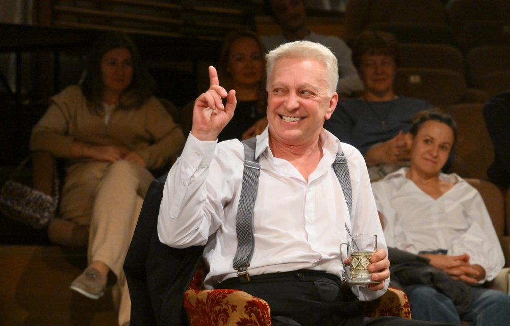 Дмитрий Ячевский в роли Фамусова в сцене из спектакля «Горе от ума. Открытая репетиция» в театре «Сфера» в Москве.