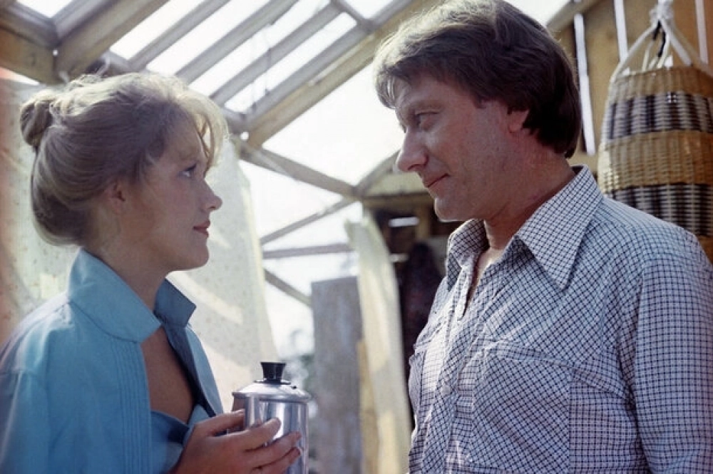 В фильме «Будьте моим мужем» (1981) Андрей Миронов сыграл Виктора — добросовестного и находчивого детского врача-педиатра, Елена Проклова исполнила роль Натальи Сергеевны Костиковой (Наташи) — инженера на заводе, матери-одиночки