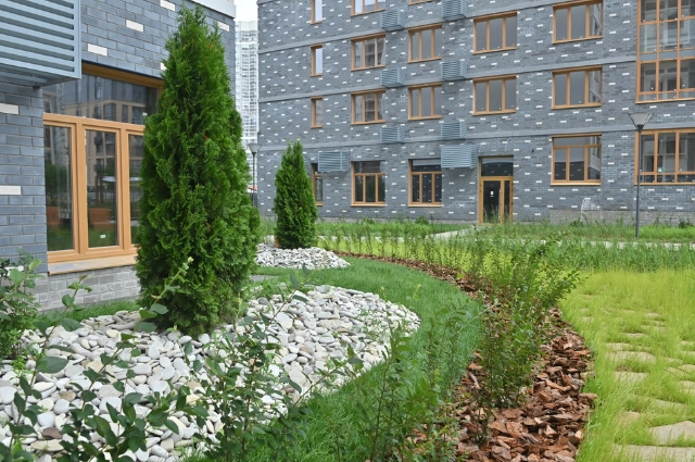 В жилом комплексе Екатеринбурга создали сад непрерывного цветения