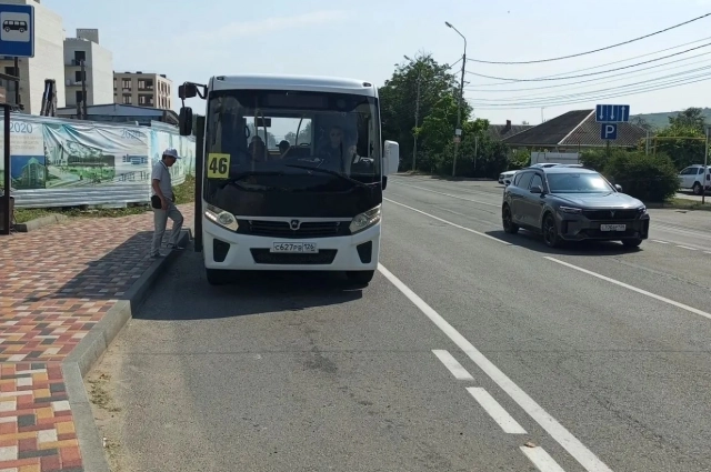 Жители уверяют, что могут ждать транспорт часами.