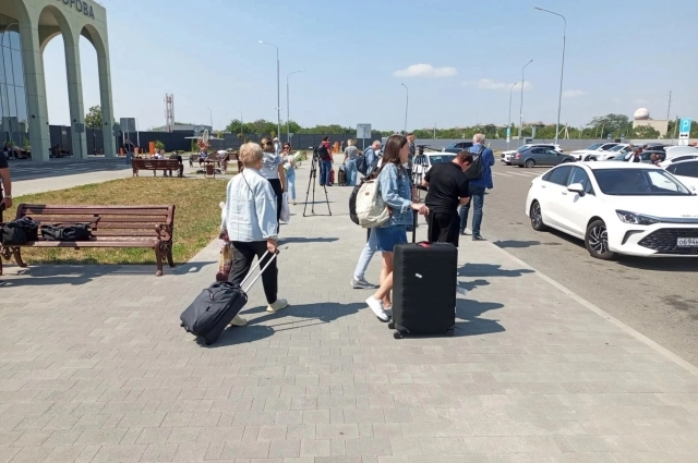 Пассажиры привыкли пользоваться услугами такси.