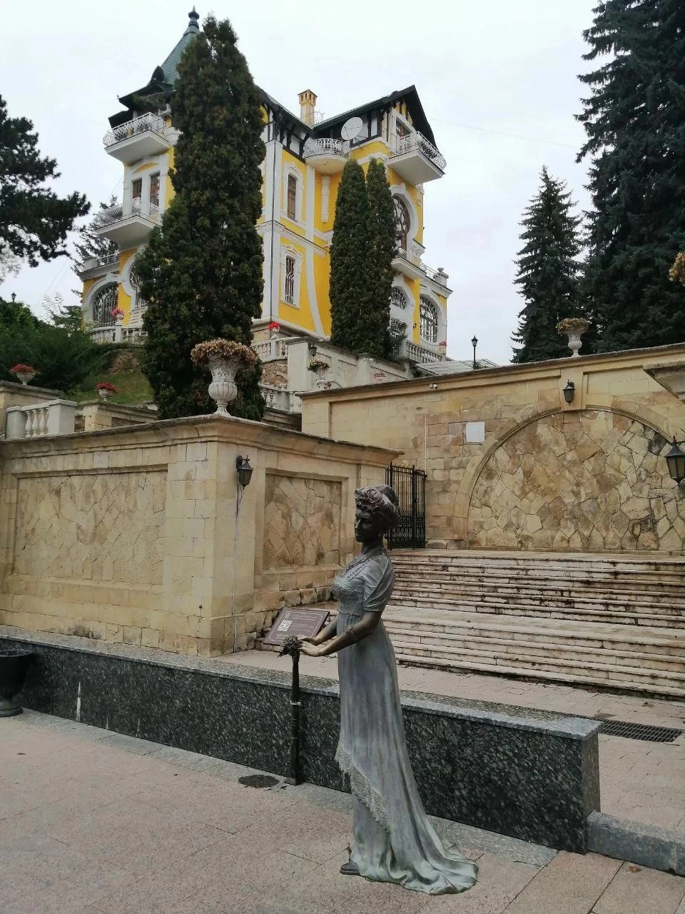 Рядом с дачей Матильды Кшесинской установлен памятник балерине.