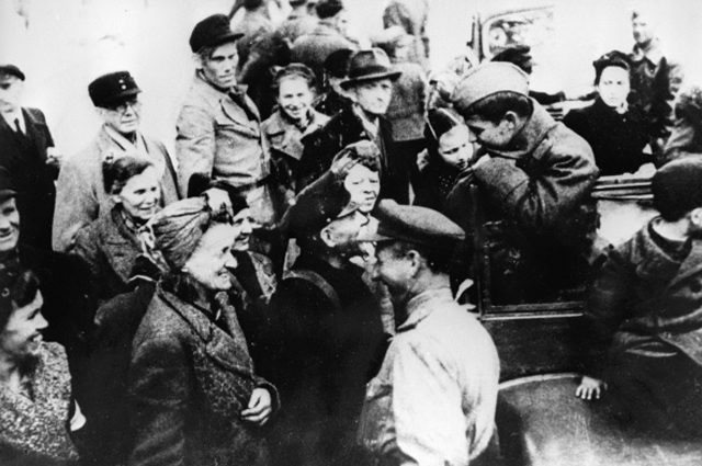 Жители Берлина разговаривают с советскими солдатами и офицерами