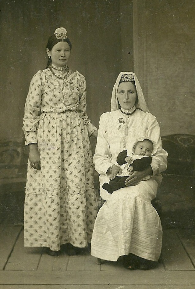 Фатыма, жена Саетгаряя с ребенком на руках и прислугой