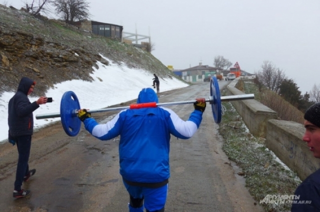 Крымский силач Джамшид Исматуллаев поднимается со штангой 50 килограмм на Ай-Петри.