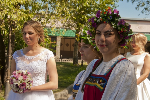 К алтарю невест проводили русские девицы.