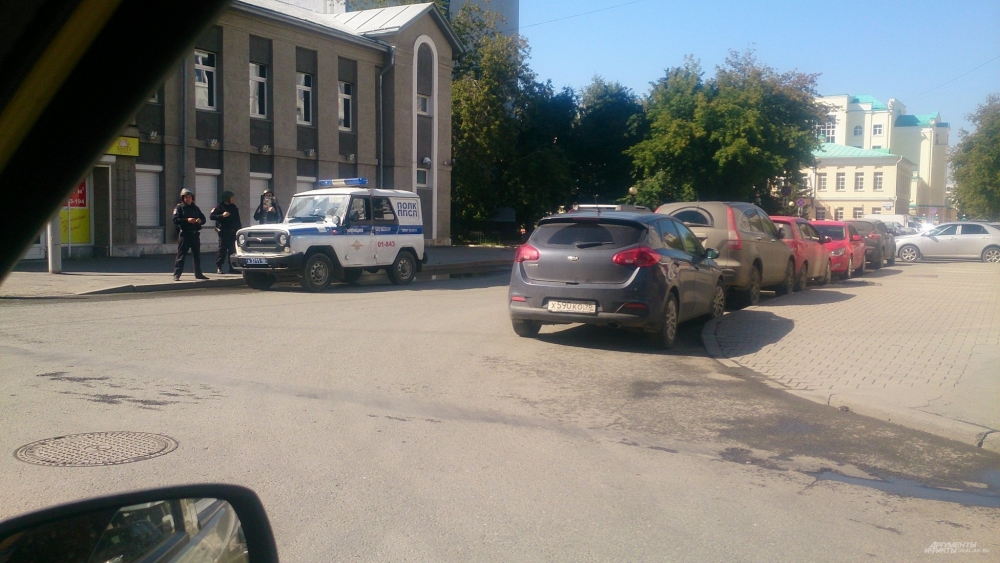 Наряд полиции на дороге близ резиденции свердловского губернатора