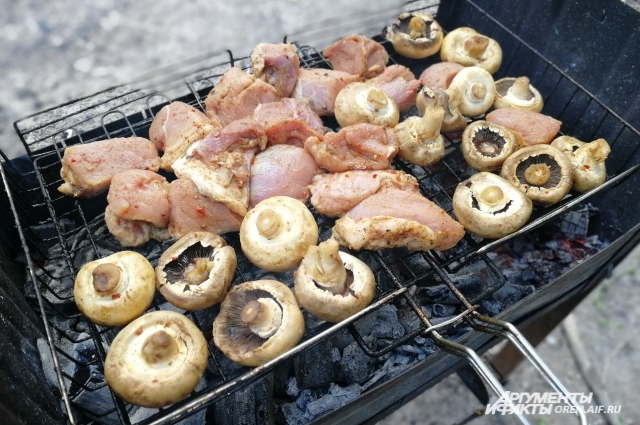 Мясо переворачиваем щипцами, грибы придают ему несравненный аромат.