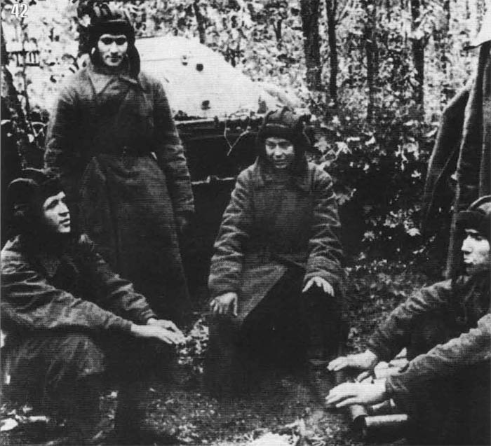 Экипаж Дмитрия Лавриненко в перерывах между боями. Осень 1941 г.