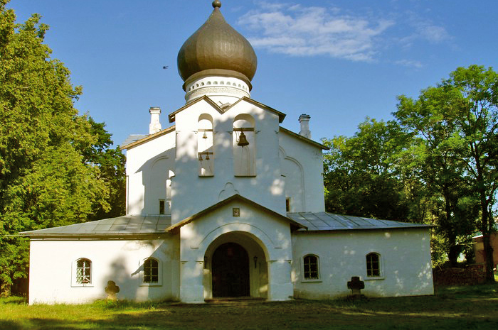Восстановленная церковь иконы Державной Божией Матери на территории Гдовского кремля.