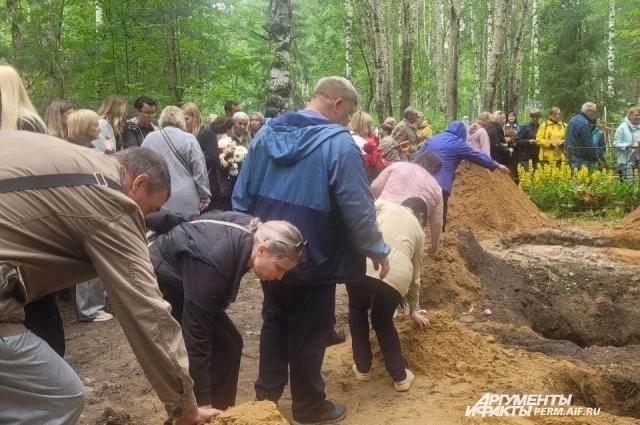Проститься с погибшими пришли сотни человек