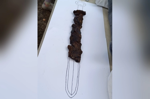 Фрагмент железного меча из могилы воина в Опушках.