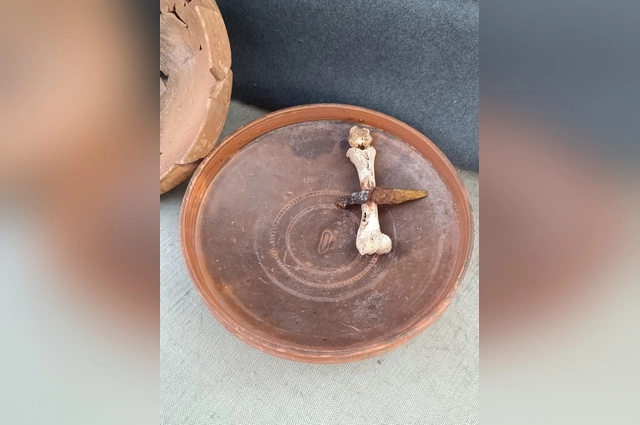 Покойника снабжали едой: обычно куском мяса на кости.