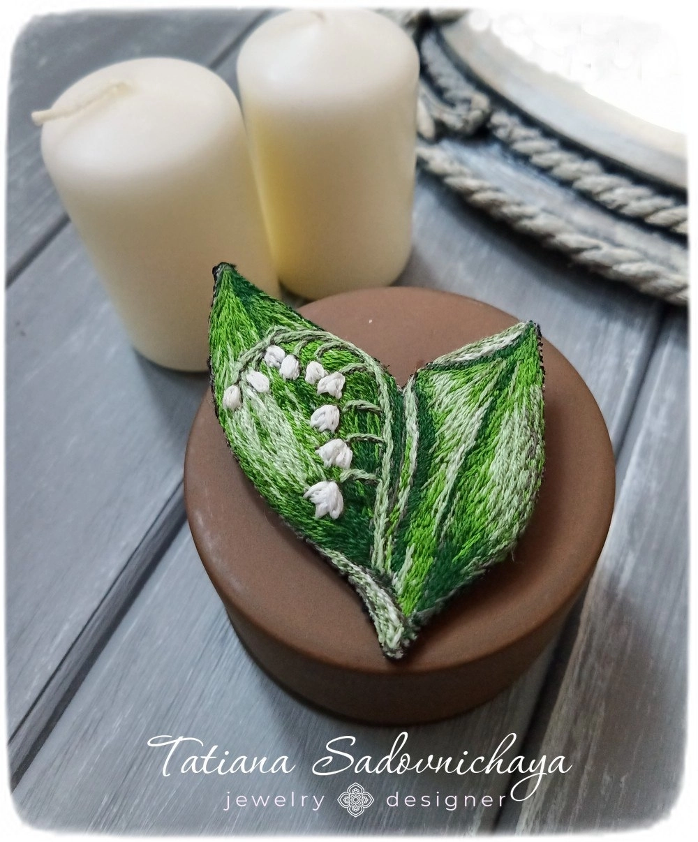 Так выглядит брошь с вышивкой гладью.