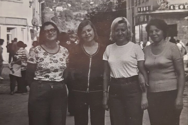 70-е годы. Нина Семёнова (вторая справа) в Закарпатье с офицерскими жёнами.
