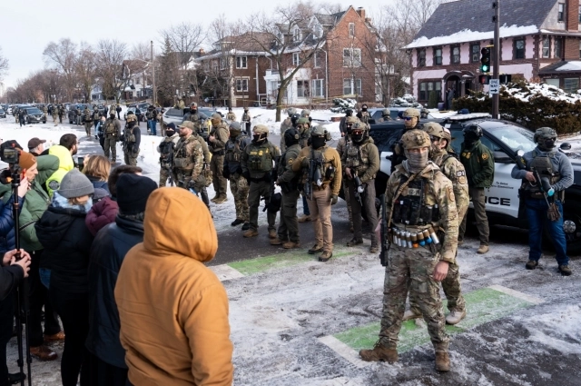 Агенты ICE и зеваки на месте стрельбы.