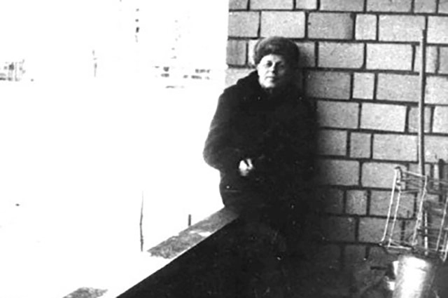 Во время своих голодовок Сахаров устраивал прогулки на балконе, зима 1981 года.