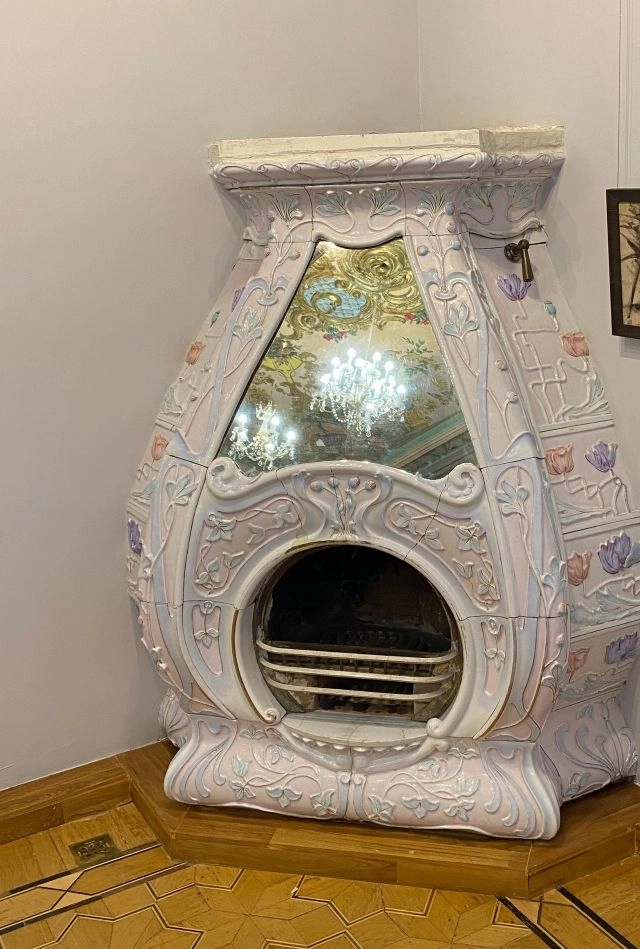 Старинная изразцовая печь в особняке Ефремовых.