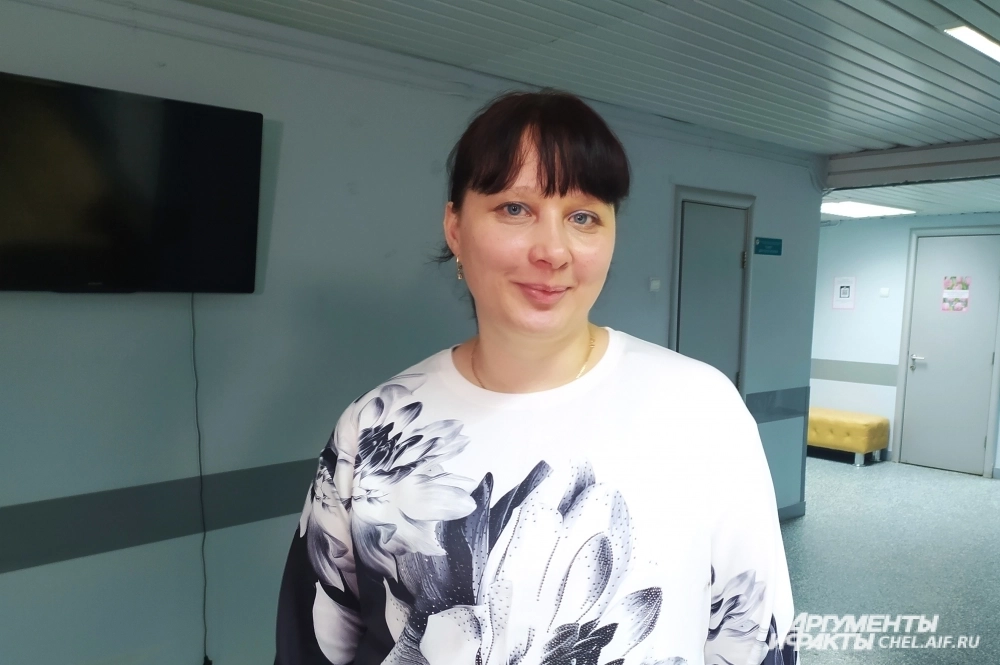 Сейчас у женщины небольшая, обычная грудь.