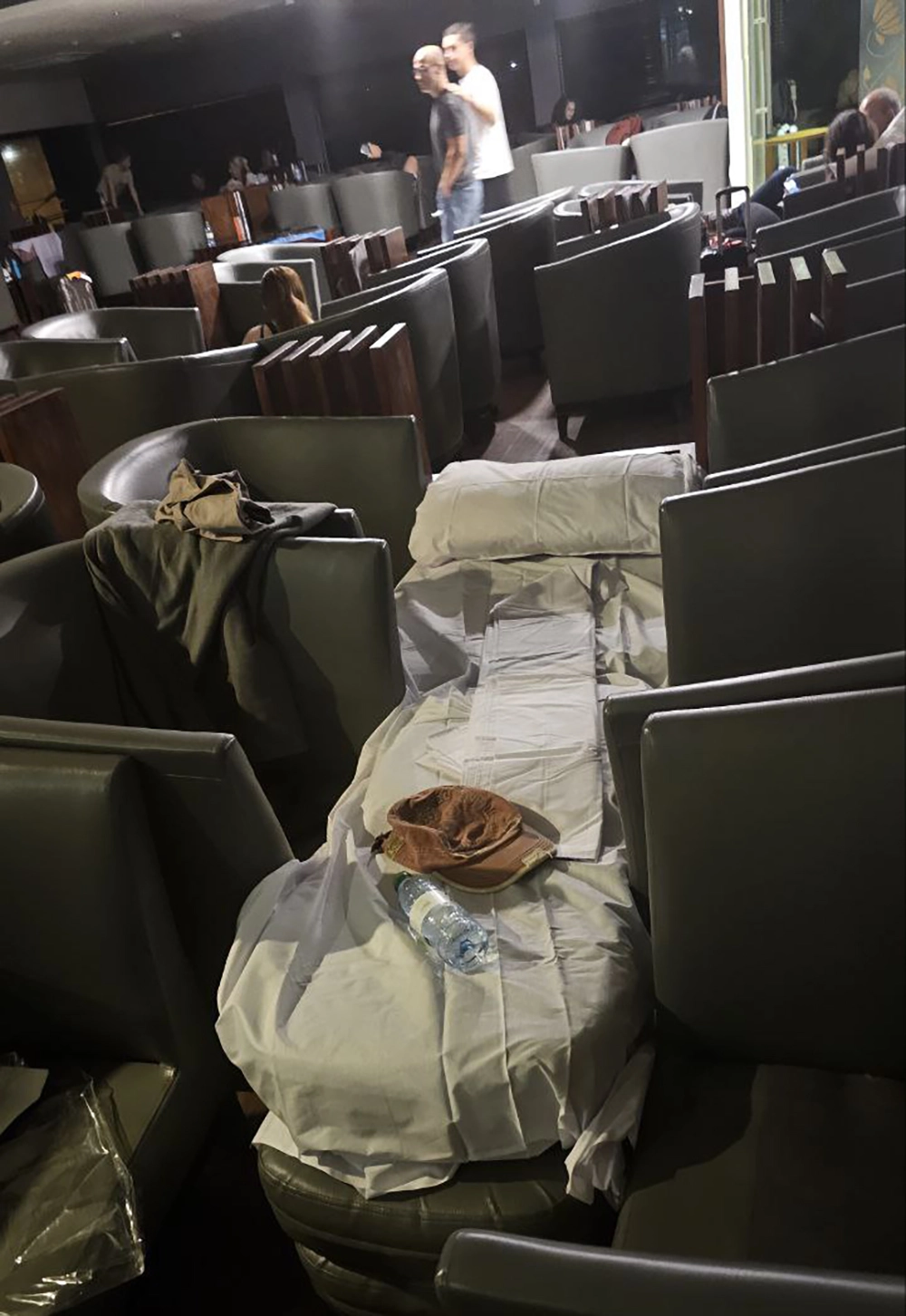 Импровизированное спальное место застрявших в аэропорту Мале туристов.