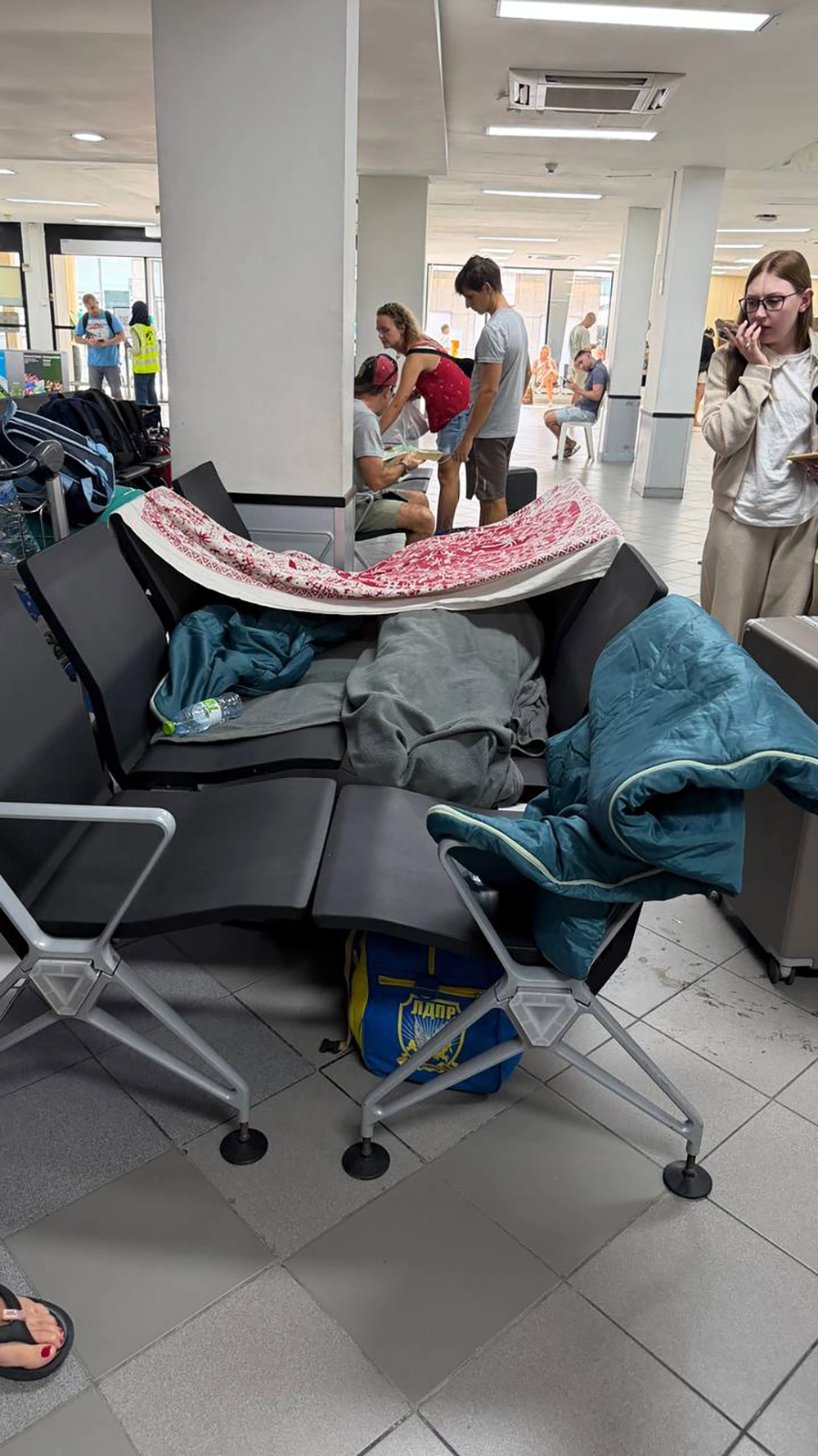 Застрявшие в аэропорту Мале туристы.