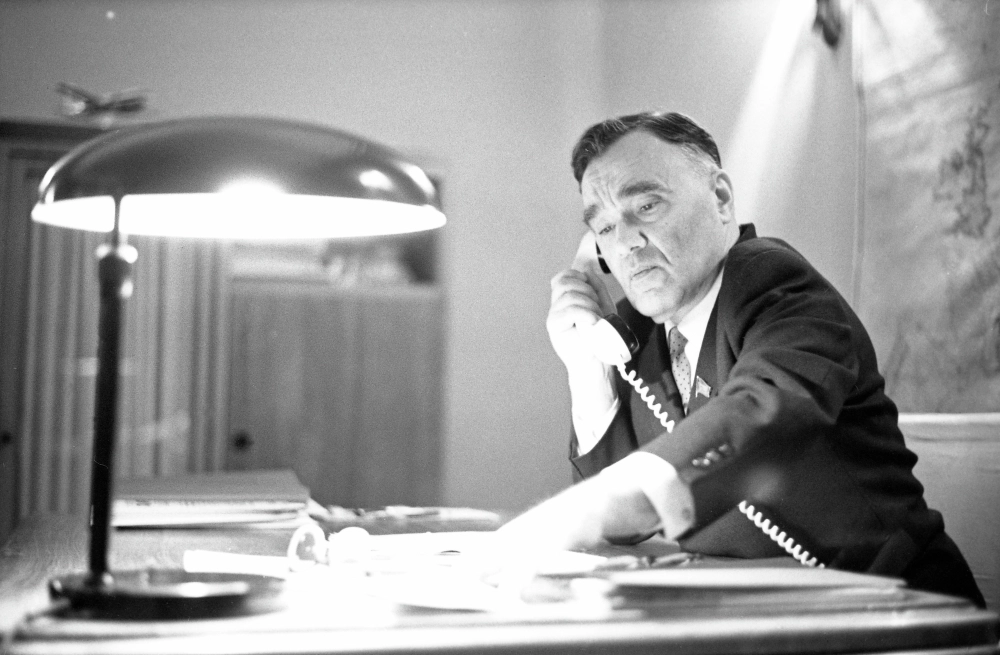 Советский авиаконструктор Александр Яковлев в кабинете возглавляемого им опытно-конструкторского бюро, 1967 г.