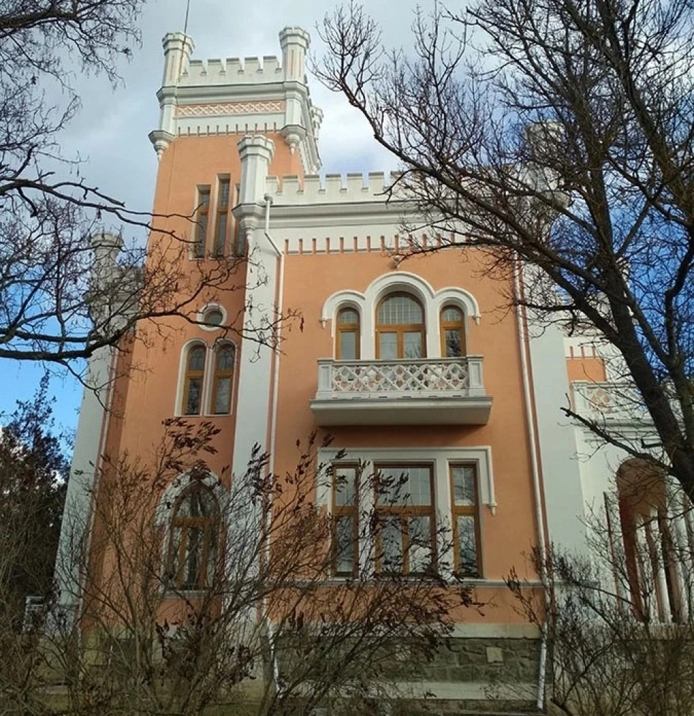 А так миниатюрный замок выглядит сейчас.