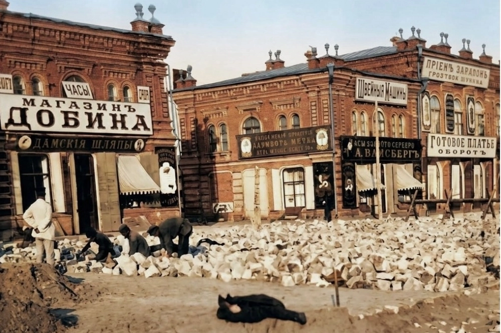 Нынешнюю площадь Павших Борцов укладывали именно булыжником.