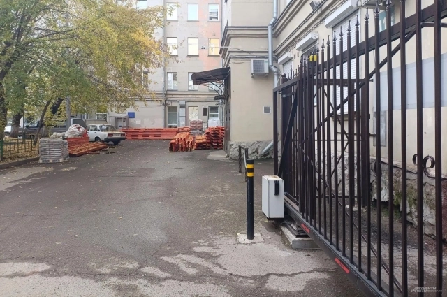 Вход в художественную школу, где учился Бутусов, со стороны двора жилого дома.