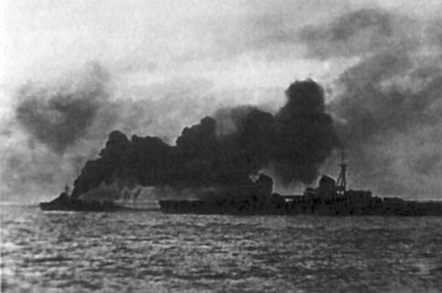 Прикрытие крейсера «Киров» дымовой завесой. Август 1941 года.
