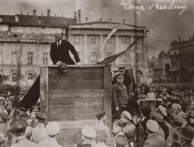 В результате Октябрьской революции 1917 года к власти пришли большевики