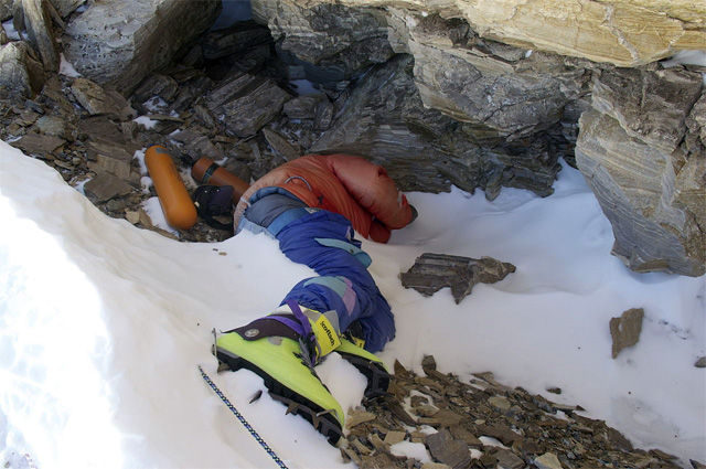 «Зелёные ботинки» — так покорители Эвереста называют погибшего индийского альпиниста.