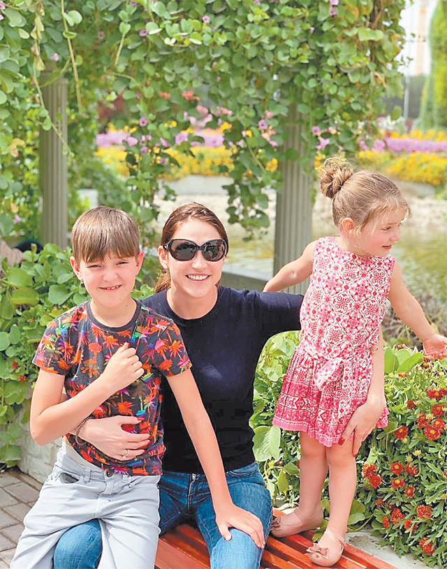 «Парк в нашем районе – это волшебное место, где мы любим проводить время всей семьёй». Елена с сыном Дмитрием и дочерью Анной.