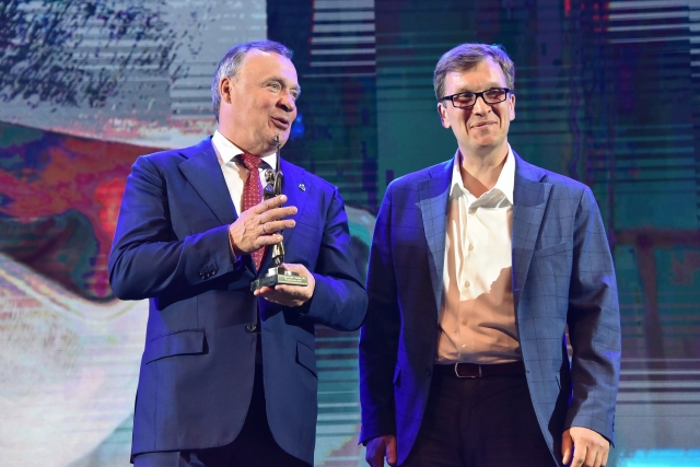 Статуэтку в номинации «Технология года» вручает мэр Екатеринбурга Алексей Орлов.