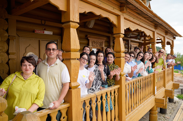 Участники «Летнего института» на экскурсии в Городце.