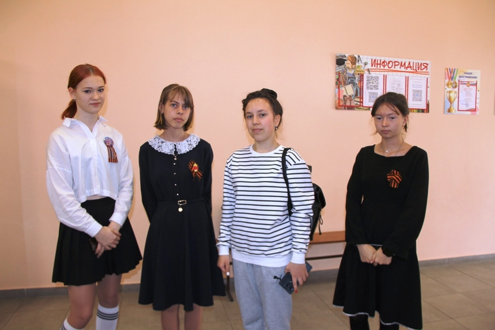Кристина (третья слева)  - президент школы.