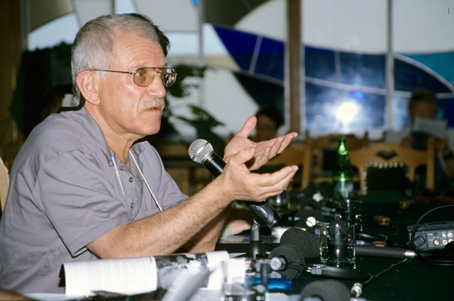 Кинорежиссер Александр Митта. 2001 г.