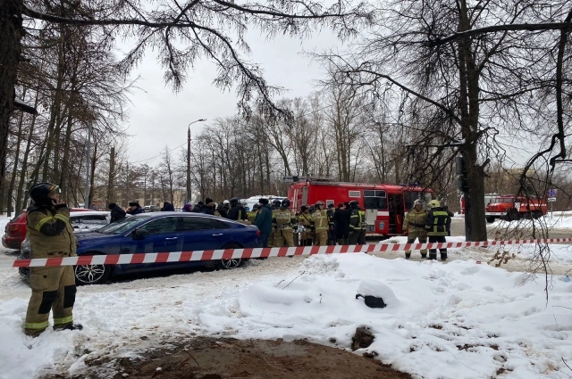 На месте происшествия было очень много пожарных.